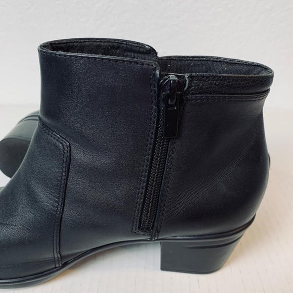 Clarks Black Bootie 8.5M Style # 15260 Button Detail Block Heel Whimsygoth Boho - Picture 8 of 10